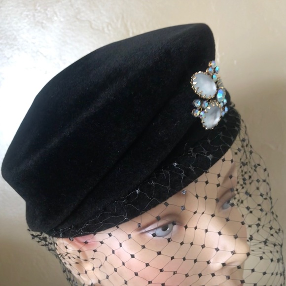 GLAMOROUS 1950s\' BLACK VELVET FELT VINTAGE HAT WITH JEWEL TRIM AND VEIL